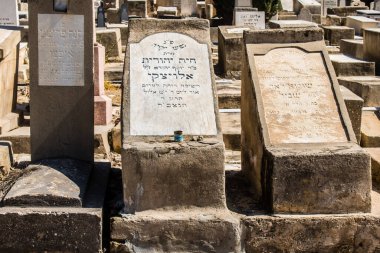 Tel Aviv, İsrail, 26 Şubat 2024 Trumpeldor Mezarlığı, Tel Aviv 'de bulunan tarihi bir mezarlıktır. Mezarlıkta yaklaşık 5000 mezar var.