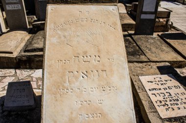 Tel Aviv, İsrail, 26 Şubat 2024 Trumpeldor Mezarlığı, Tel Aviv 'de bulunan tarihi bir mezarlıktır. Mezarlıkta yaklaşık 5000 mezar var.