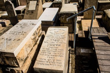 Tel Aviv, İsrail, 26 Şubat 2024 Trumpeldor Mezarlığı, Tel Aviv 'de bulunan tarihi bir mezarlıktır. Mezarlıkta yaklaşık 5000 mezar var.