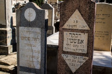 Tel Aviv, İsrail, 26 Şubat 2024 Trumpeldor Mezarlığı, Tel Aviv 'de bulunan tarihi bir mezarlıktır. Mezarlıkta yaklaşık 5000 mezar var.