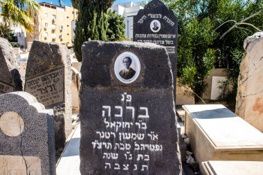 Tel Aviv, İsrail, 26 Şubat 2024 Trumpeldor Mezarlığı, Tel Aviv 'de bulunan tarihi bir mezarlıktır. Mezarlıkta yaklaşık 5000 mezar var.