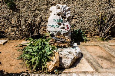 Tel Aviv, İsrail, 26 Şubat 2024 Trumpeldor Mezarlığı, Tel Aviv 'de bulunan tarihi bir mezarlıktır. Mezarlıkta yaklaşık 5000 mezar var.