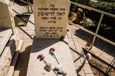 Tel Aviv, İsrail, 26 Şubat 2024 Trumpeldor Mezarlığı, Tel Aviv 'de bulunan tarihi bir mezarlıktır. Mezarlıkta yaklaşık 5000 mezar var.