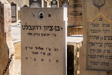 Tel Aviv, İsrail, 26 Şubat 2024 Trumpeldor Mezarlığı, Tel Aviv 'de bulunan tarihi bir mezarlıktır. Mezarlıkta yaklaşık 5000 mezar var.