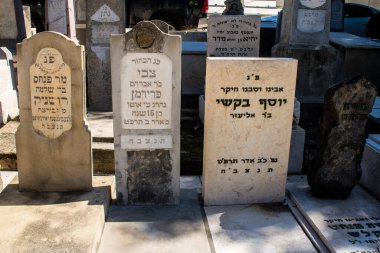 Tel Aviv, İsrail, 26 Şubat 2024 Trumpeldor Mezarlığı, Tel Aviv 'de bulunan tarihi bir mezarlıktır. Mezarlıkta yaklaşık 5000 mezar var.