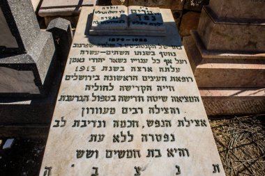 Tel Aviv, İsrail, 26 Şubat 2024 Trumpeldor Mezarlığı, Tel Aviv 'de bulunan tarihi bir mezarlıktır. Mezarlıkta yaklaşık 5000 mezar var.