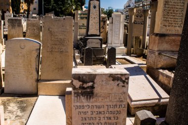 Tel Aviv, İsrail, 26 Şubat 2024 Trumpeldor Mezarlığı, Tel Aviv 'de bulunan tarihi bir mezarlıktır. Mezarlıkta yaklaşık 5000 mezar var.