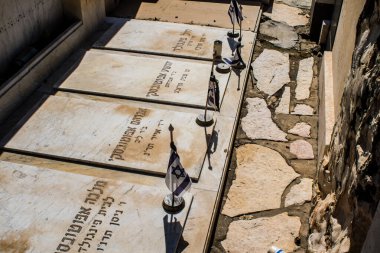 Tel Aviv, İsrail, 26 Şubat 2024 Trumpeldor Mezarlığı, Tel Aviv 'de bulunan tarihi bir mezarlıktır. Mezarlıkta yaklaşık 5000 mezar var.