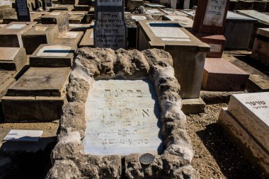 Tel Aviv, İsrail, 26 Şubat 2024 Trumpeldor Mezarlığı, Tel Aviv 'de bulunan tarihi bir mezarlıktır. Mezarlıkta yaklaşık 5000 mezar var.