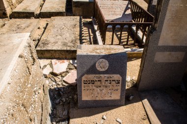 Tel Aviv, İsrail, 26 Şubat 2024 Trumpeldor Mezarlığı, Tel Aviv 'de bulunan tarihi bir mezarlıktır. Mezarlıkta yaklaşık 5000 mezar var.