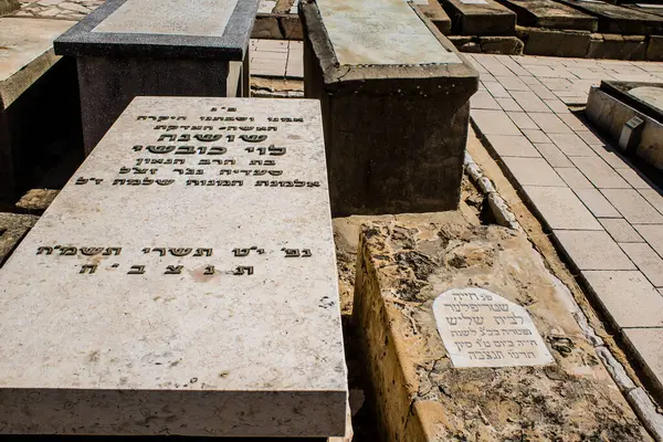 Tel Aviv, İsrail, 26 Şubat 2024 Trumpeldor Mezarlığı, Tel Aviv 'de bulunan tarihi bir mezarlıktır. Mezarlıkta yaklaşık 5000 mezar var.