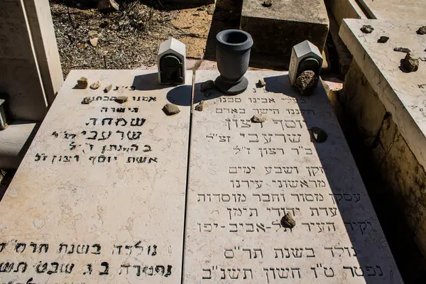 Tel Aviv, İsrail, 26 Şubat 2024 Trumpeldor Mezarlığı, Tel Aviv 'de bulunan tarihi bir mezarlıktır. Mezarlıkta yaklaşık 5000 mezar var.