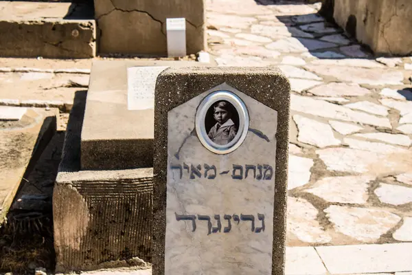 Tel Aviv, İsrail, 26 Şubat 2024 Trumpeldor Mezarlığı, Tel Aviv 'de bulunan tarihi bir mezarlıktır. Mezarlıkta yaklaşık 5000 mezar var.