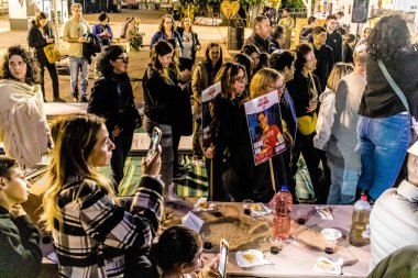 Tel Aviv, İsrail, 23 Şubat 2024 Rehinelerin aileleri bu cuma Hamas 'ın tutsaklarının anısına toplanan Rehineler Meydanı' ndaki Şabat törenine katıldılar.