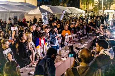 Tel Aviv, İsrail, 23 Şubat 2024 Rehinelerin aileleri bu cuma Hamas 'ın tutsaklarının anısına toplanan Rehineler Meydanı' ndaki Şabat törenine katıldılar.