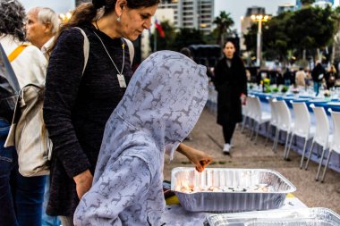 Tel Aviv, İsrail, 23 Şubat 2024 İsrailliler Cuma günü Hamas tarafından kaçırılan ve esir tutulan kişilerin anısına düzenlenen Şabat törenine katıldılar.