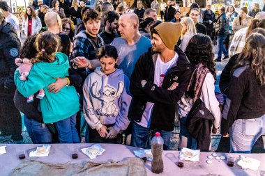 Tel Aviv, İsrail, 23 Şubat 2024 Rehinelerin aileleri bu cuma Hamas 'ın tutsaklarının anısına toplanan Rehineler Meydanı' ndaki Şabat törenine katıldılar.