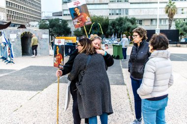 Tel Aviv, İsrail, 23 Şubat 2024 Hamas 'ın Gazze Şeridi' nde esir tuttuğu ve kaçırdığı kişilerin anısına Tel Aviv Sanat Müzesi 'nin önündeki Rehine Meydanı' nda toplandı.