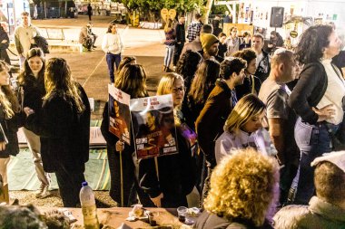 Tel Aviv, İsrail, 23 Şubat 2024 Rehinelerin aileleri bu cuma Hamas 'ın tutsaklarının anısına toplanan Rehineler Meydanı' ndaki Şabat törenine katıldılar.