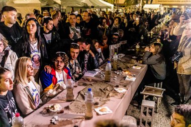 Tel Aviv, İsrail, 23 Şubat 2024 Rehinelerin aileleri bu cuma Hamas 'ın tutsaklarının anısına toplanan Rehineler Meydanı' ndaki Şabat törenine katıldılar.