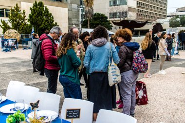 Tel Aviv, İsrail, 23 Şubat 2024 Hamas 'ın Gazze Şeridi' nde esir tuttuğu ve kaçırdığı kişilerin anısına Tel Aviv Sanat Müzesi 'nin önündeki Rehine Meydanı' nda toplandı.