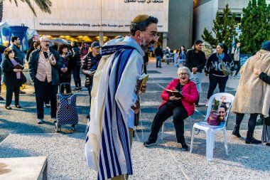 Tel Aviv, İsrail, 23 Şubat 2024 İsrailliler Cuma günü Hamas tarafından kaçırılan ve esir tutulan kişilerin anısına düzenlenen Şabat törenine katıldılar.