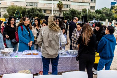 Tel Aviv, İsrail, 23 Şubat 2024 Hamas 'ın Gazze Şeridi' nde esir tuttuğu ve kaçırdığı kişilerin anısına Tel Aviv Sanat Müzesi 'nin önündeki Rehine Meydanı' nda toplandı.