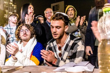 Tel Aviv, İsrail, 23 Şubat 2024 Rehinelerin aileleri bu cuma Hamas 'ın tutsaklarının anısına toplanan Rehineler Meydanı' ndaki Şabat törenine katıldılar.