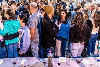 Tel Aviv, İsrail, 23 Şubat 2024 Rehinelerin aileleri bu cuma Hamas 'ın tutsaklarının anısına toplanan Rehineler Meydanı' ndaki Şabat törenine katıldılar.