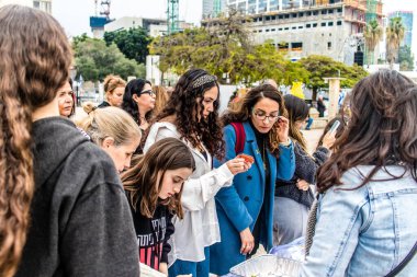 Tel Aviv, İsrail, 23 Şubat 2024 İsrailliler Cuma günü Hamas tarafından kaçırılan ve esir tutulan kişilerin anısına düzenlenen Şabat törenine katıldılar.