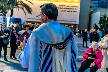 Tel Aviv, İsrail, 23 Şubat 2024 İsrailliler Cuma günü Hamas tarafından kaçırılan ve esir tutulan kişilerin anısına düzenlenen Şabat törenine katıldılar.