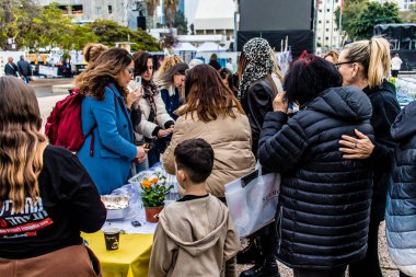 Tel Aviv, İsrail, 23 Şubat 2024 İsrailliler Cuma günü Hamas tarafından kaçırılan ve esir tutulan kişilerin anısına düzenlenen Şabat törenine katıldılar.