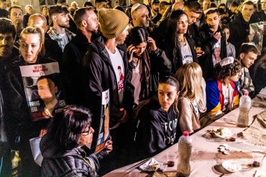 Tel Aviv, İsrail, 23 Şubat 2024 Rehinelerin aileleri bu cuma Hamas 'ın tutsaklarının anısına toplanan Rehineler Meydanı' ndaki Şabat törenine katıldılar.