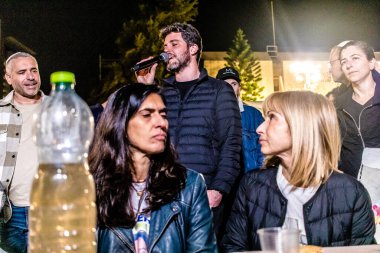 Tel Aviv, İsrail, 23 Şubat 2024 Rehinelerin aileleri bu cuma Hamas 'ın tutsaklarının anısına toplanan Rehineler Meydanı' ndaki Şabat törenine katıldılar.