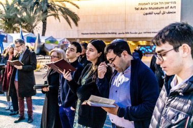 Tel Aviv, İsrail, 23 Şubat 2024 İsrailliler Cuma günü Hamas tarafından kaçırılan ve esir tutulan kişilerin anısına düzenlenen Şabat törenine katıldılar.