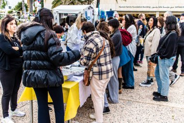 Tel Aviv, İsrail, 23 Şubat 2024 İsrailliler Cuma günü Hamas tarafından kaçırılan ve esir tutulan kişilerin anısına düzenlenen Şabat törenine katıldılar.