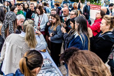 Tel Aviv, İsrail, 23 Şubat 2024 İsrailliler Cuma günü Hamas tarafından kaçırılan ve esir tutulan kişilerin anısına düzenlenen Şabat törenine katıldılar.