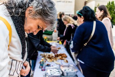 Tel Aviv, İsrail, 23 Şubat 2024 İsrailliler Cuma günü Hamas tarafından kaçırılan ve esir tutulan kişilerin anısına düzenlenen Şabat törenine katıldılar.