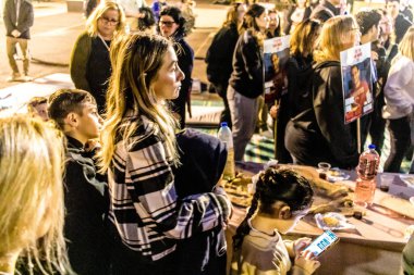 Tel Aviv, İsrail, 23 Şubat 2024 Rehinelerin aileleri bu cuma Hamas 'ın tutsaklarının anısına toplanan Rehineler Meydanı' ndaki Şabat törenine katıldılar.