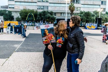 Tel Aviv, İsrail, 23 Şubat 2024 Hamas 'ın Gazze Şeridi' nde esir tuttuğu ve kaçırdığı kişilerin anısına Tel Aviv Sanat Müzesi 'nin önündeki Rehine Meydanı' nda toplandı.