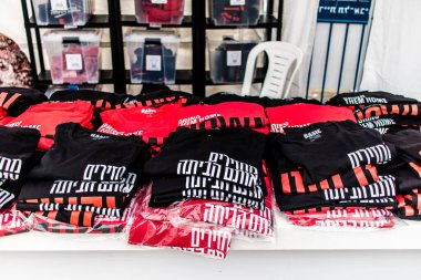 Tel Aviv, İsrail, 23 Şubat 2024 Ziyaretçilerin, Hamas tarafından kaçırılan ve Gazze Şeridi 'nde hapsedilen rehinelerin ailelerine gidebilecekleri ürünleri satın alabilecekleri eve getir.