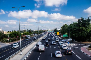 Tel Aviv, İsrail, 28 Şubat 2024 Tel Aviv otoyolunda araç trafiği. İsrail 'in sembolik ve sembolik şehri Tel Aviv' de trafik hala yoğun.