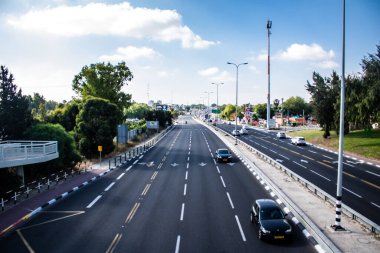 Tel Aviv, İsrail, 28 Şubat 2024 Tel Aviv otoyolunda araç trafiği. İsrail 'in sembolik ve sembolik şehri Tel Aviv' de trafik hala yoğun.