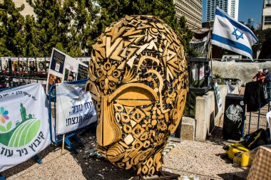 Tel Aviv, İsrail, 28 Şubat 2024 Rehine Meydanı Tel Aviv Sanat Müzesi önünde insanların Gazze Şeridi 'nde Hamas tarafından kaçırılıp esir tutulanların anısına toplandığı yer.