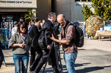 Tel Aviv, İsrail, 28 Şubat 2024 Rehine Meydanı Tel Aviv Sanat Müzesi önünde insanların Gazze Şeridi 'nde Hamas tarafından kaçırılıp esir tutulanların anısına toplandığı yer.