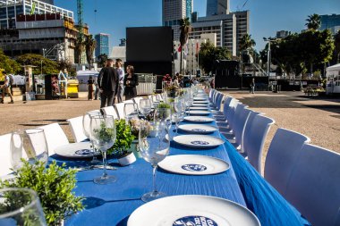 Tel Aviv, İsrail, 28 Şubat 2024 Rehine Meydanı Tel Aviv Sanat Müzesi önünde insanların Gazze Şeridi 'nde Hamas tarafından kaçırılıp esir tutulanların anısına toplandığı yer.