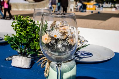 Tel Aviv, İsrail, 28 Şubat 2024 Rehine Meydanı Tel Aviv Sanat Müzesi önünde insanların Gazze Şeridi 'nde Hamas tarafından kaçırılıp esir tutulanların anısına toplandığı yer.