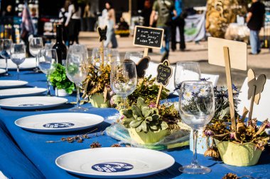 Tel Aviv, İsrail, 28 Şubat 2024 Rehine Meydanı Tel Aviv Sanat Müzesi önünde insanların Gazze Şeridi 'nde Hamas tarafından kaçırılıp esir tutulanların anısına toplandığı yer.