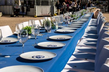 Tel Aviv, İsrail, 28 Şubat 2024 Rehine Meydanı Tel Aviv Sanat Müzesi önünde insanların Gazze Şeridi 'nde Hamas tarafından kaçırılıp esir tutulanların anısına toplandığı yer.