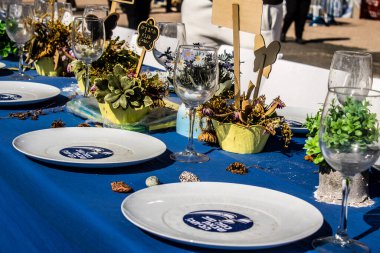 Tel Aviv, İsrail, 28 Şubat 2024 Rehine Meydanı Tel Aviv Sanat Müzesi önünde insanların Gazze Şeridi 'nde Hamas tarafından kaçırılıp esir tutulanların anısına toplandığı yer.